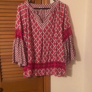 Really cute Crown & Ivy top!